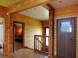 Стены деревянного дома изнутри представляют собой открытую кладку бруса