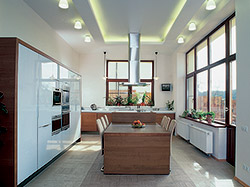 Основными решениями пространства кухни - столовой стали ее подчеркнутая геометричность и светлые тона отделки