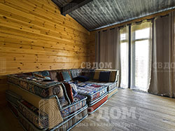 оригинальный диван в интерьере деревянного дома